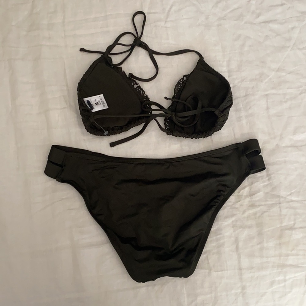 Bikini - Picture 2 of 2